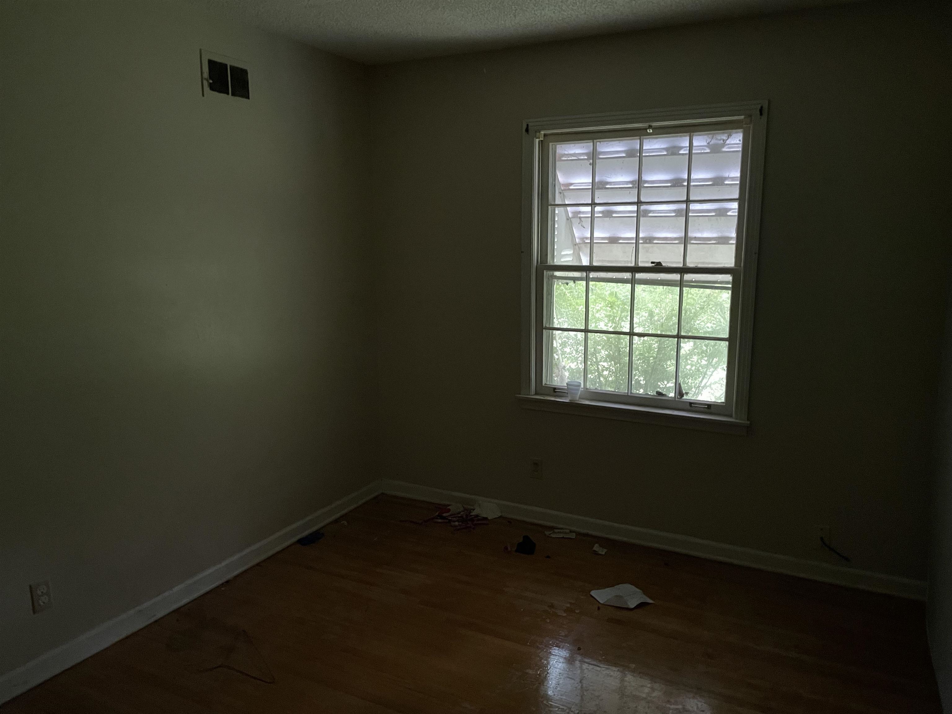 4505 Yale Road Memphis, TN 38128 - Photo 4 of 5 an empty room with a window
