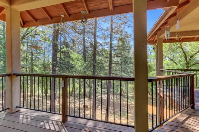 a view of a entrance door of the house