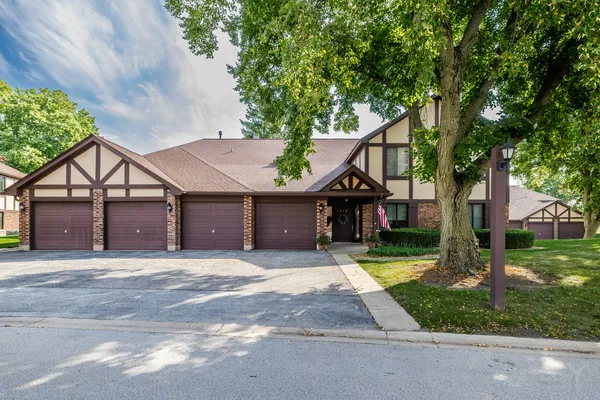 $255,000 | 1717 Lakecliffe Drive, Unit C, Wheaton, IL 60189