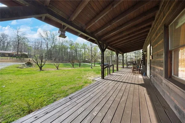 a view of a backyard