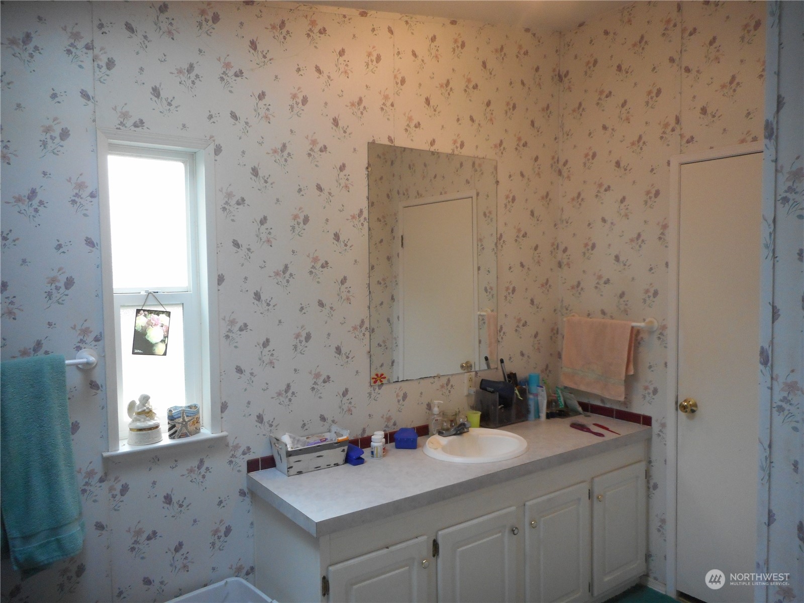 19817 Mac Road Granite Falls, WA 98252 - Photo 12 of 17 a bathroom with a sink and a mirror