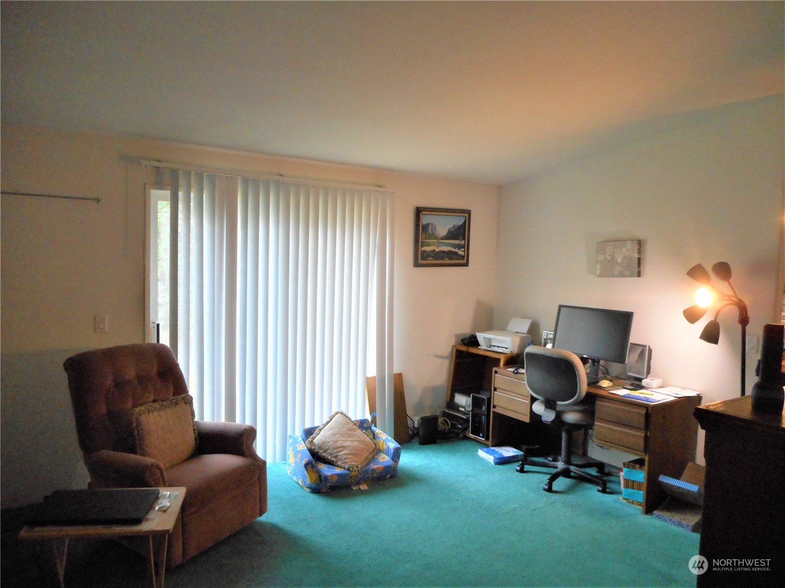 19817 Mac Road Granite Falls, WA 98252 - Photo 8 of 17 a livingroom with workspace and a couch