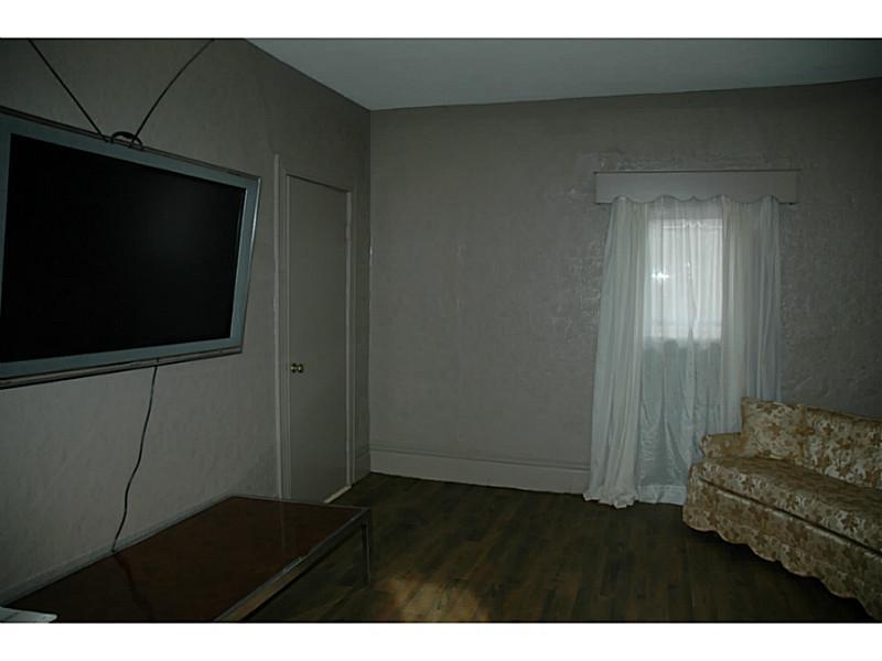 522 Keystone Street Pittsburgh, PA 15215 - Photo 5 of 24 Living Room.