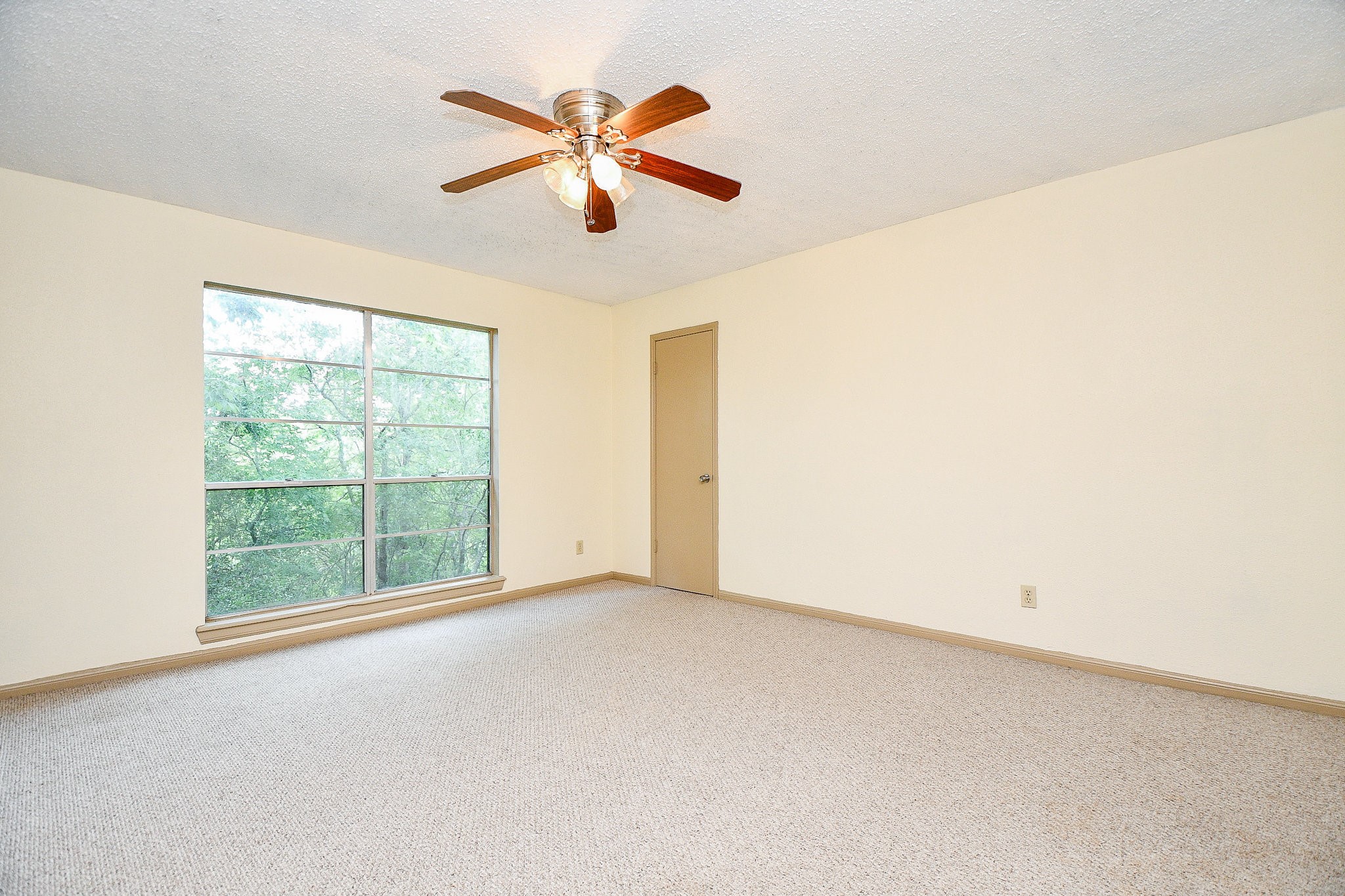 6533 Bayou Glen Road Houston, TX 77057 - Photo 12 of 19 an empty room with a window