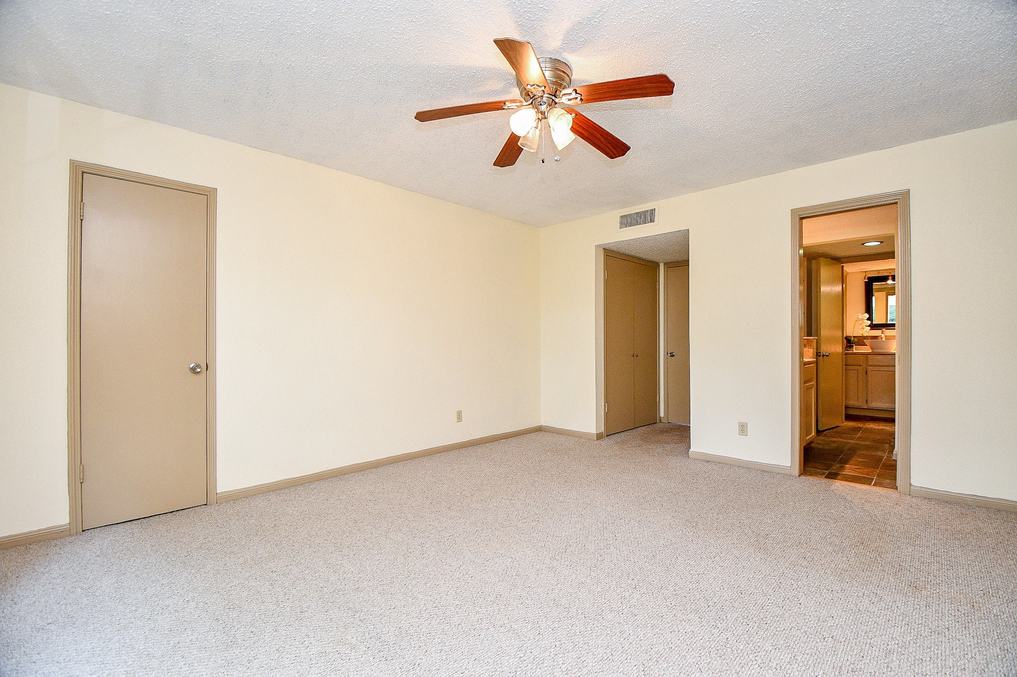 6533 Bayou Glen Road Houston, TX 77057 - Photo 15 of 19 an empty room with closet and a chandelier fan