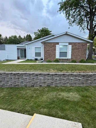 $115,000 | 620 Woodbridge Lane, Unit 2, Freeport, IL 61032