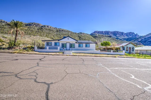 $300,000 | 300 North Magma Avenue, Superior, AZ 85173