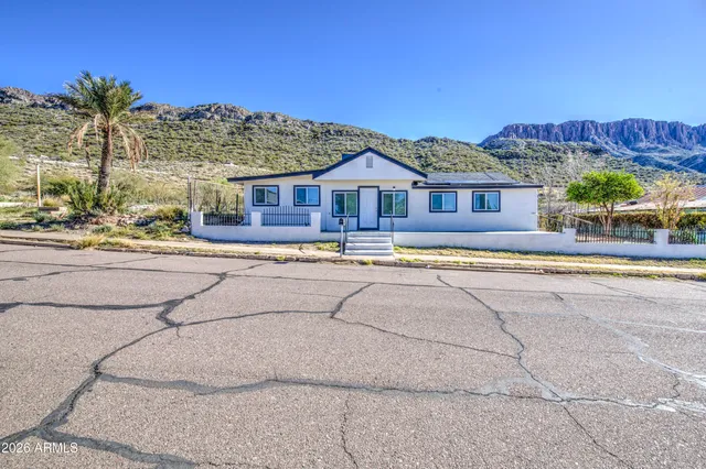 $300,000 | 300 North Magma Avenue, Superior, AZ 85173