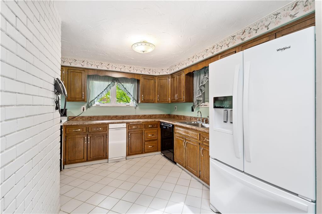 2207 North Forest Grove Road Coraopolis, PA 15108 - Photo 8 of 32 Gallery Image 8