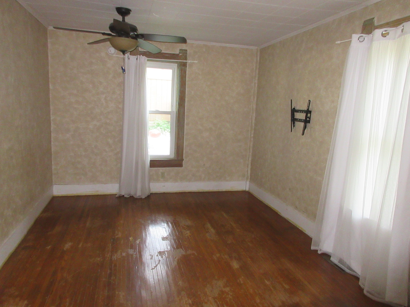 308 West Grove Road Sterling, IL 61081 - Photo 12 of 35 a view of empty room with wooden floor and fan