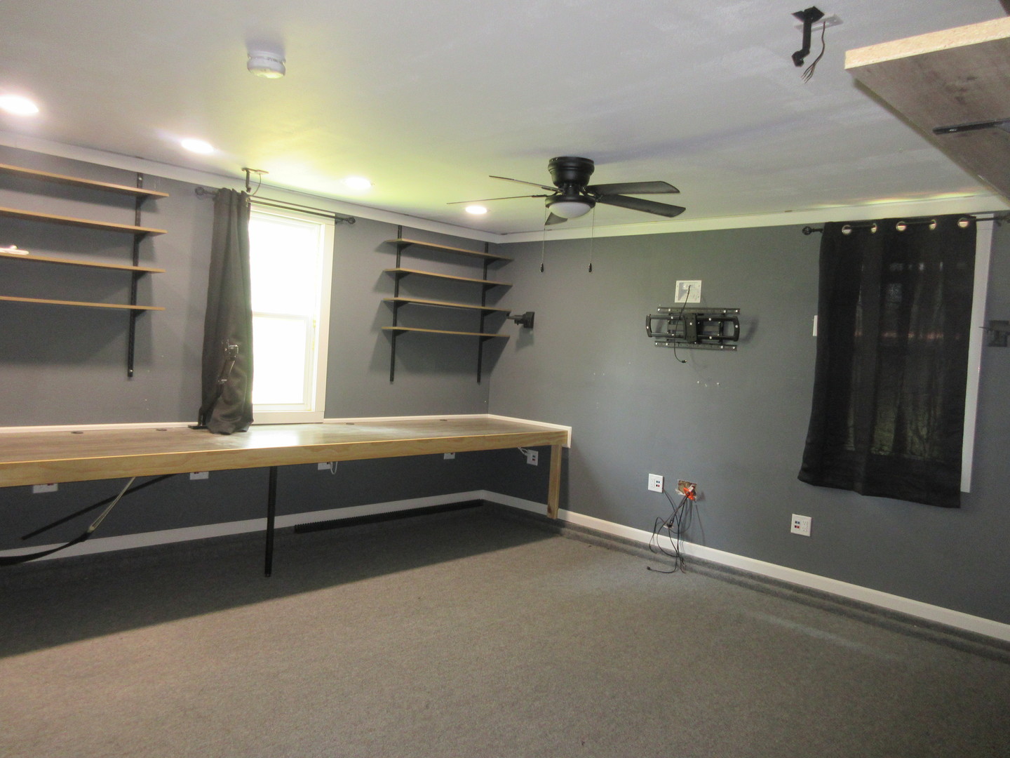 308 West Grove Road Sterling, IL 61081 - Photo 20 of 35 a view of room with a ceiling fan
