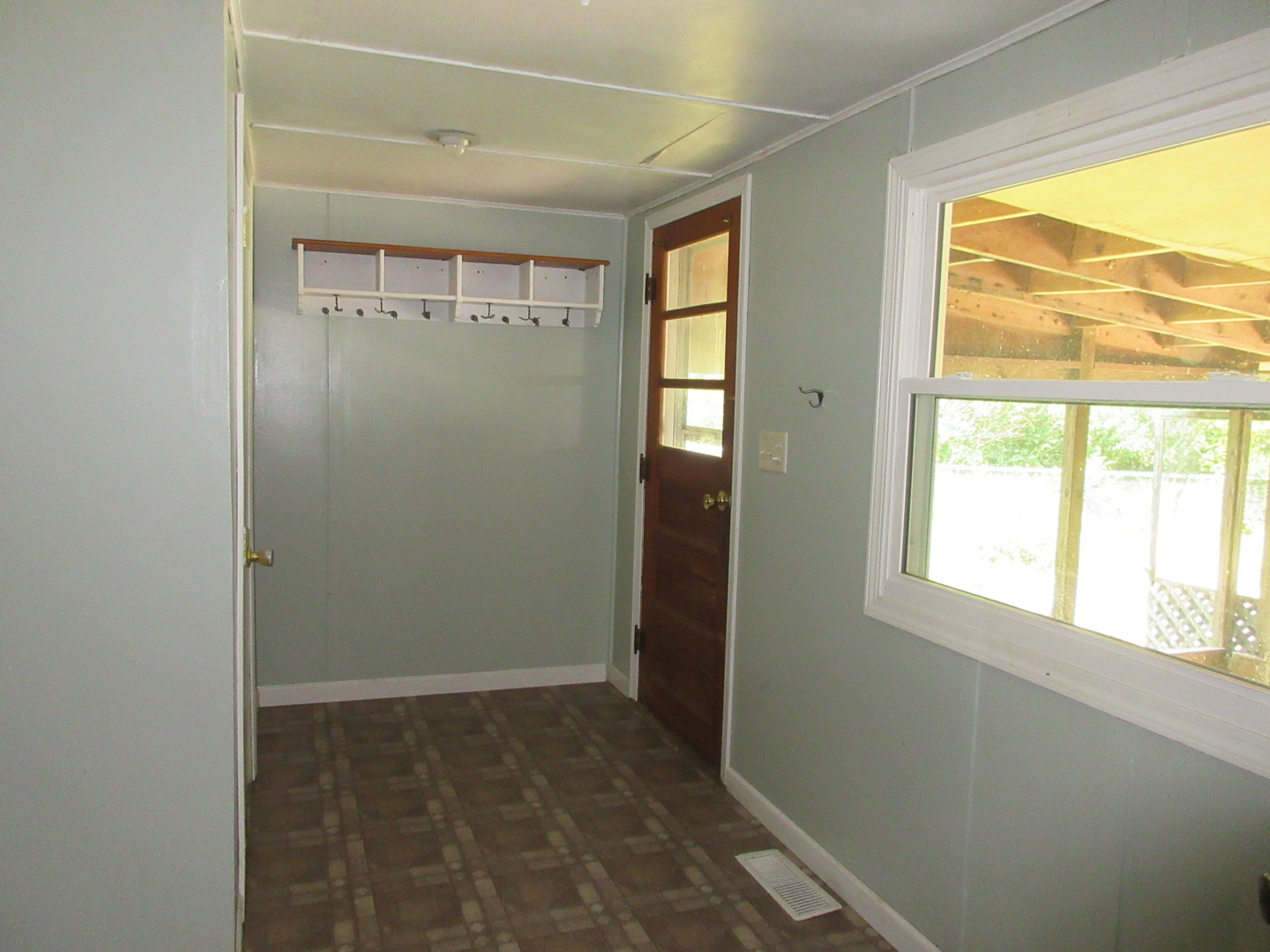 308 West Grove Road Sterling, IL 61081 - Photo 23 of 35 a view of hallway with windows