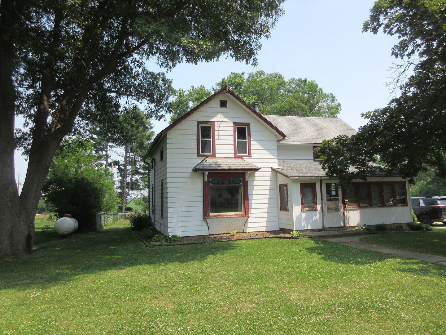 308 West Grove Road Sterling, IL 61081 - Photo 3 of 35 a front view of house with a garden