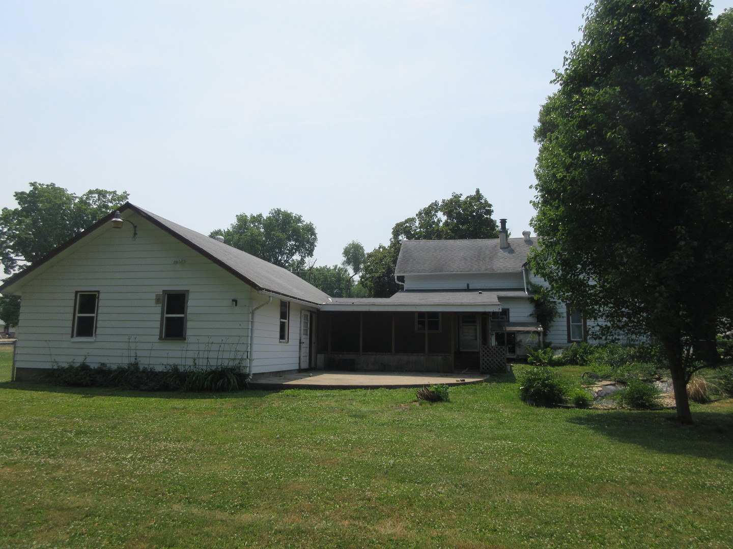 308 West Grove Road Sterling, IL 61081 - Photo 33 of 35 a front view of house with a garden