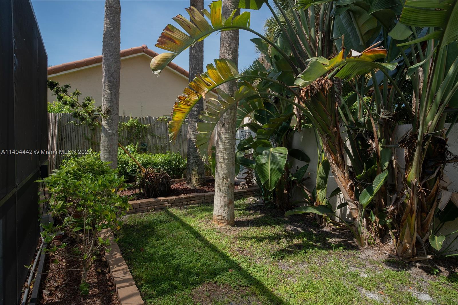 10684 Santa Laguna Drive Boca Raton, FL 33428 - Photo 35 of 39 a backyard of a house with lots of green space