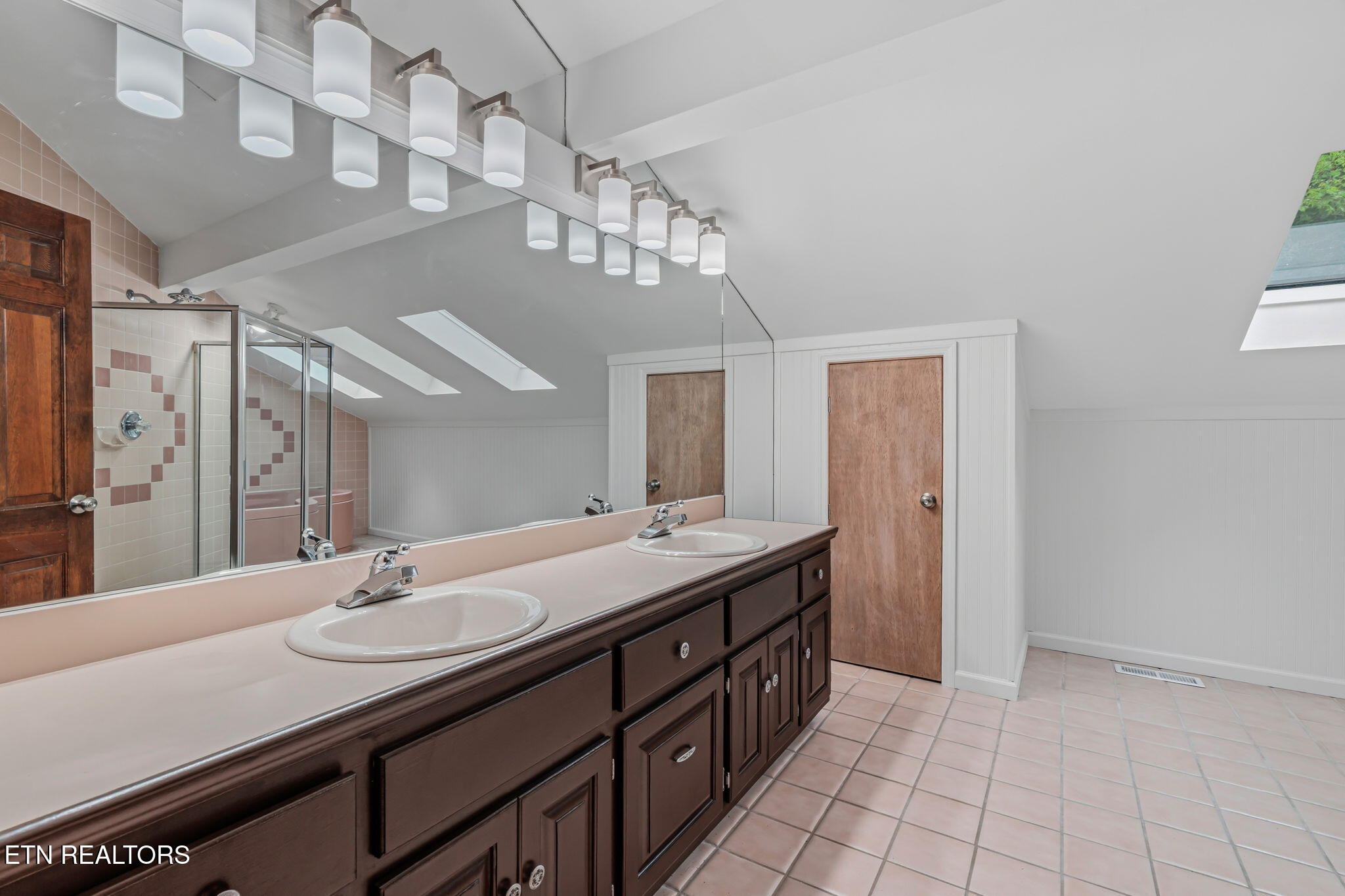 138 Newell Lane Oak Ridge, TN 37830 - Photo 30 of 51 138 Newell Ln - Master Bath (1)