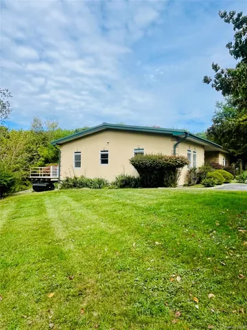 a view of a house with backyard