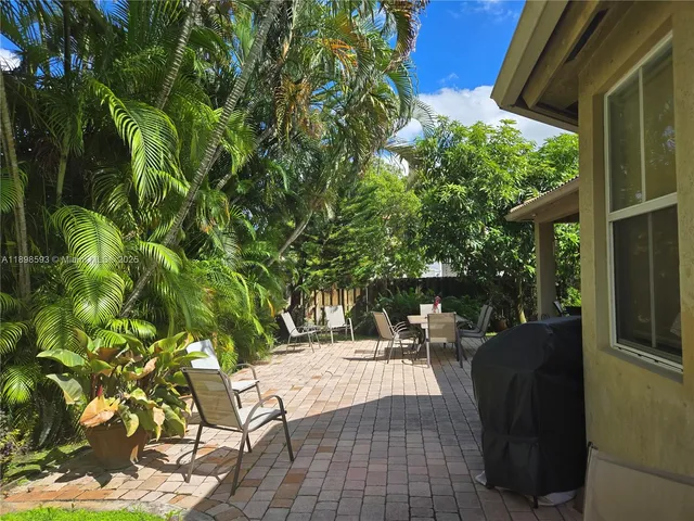 $930,000 | 11141 Northwest 77th Terrace, Doral, FL 33178