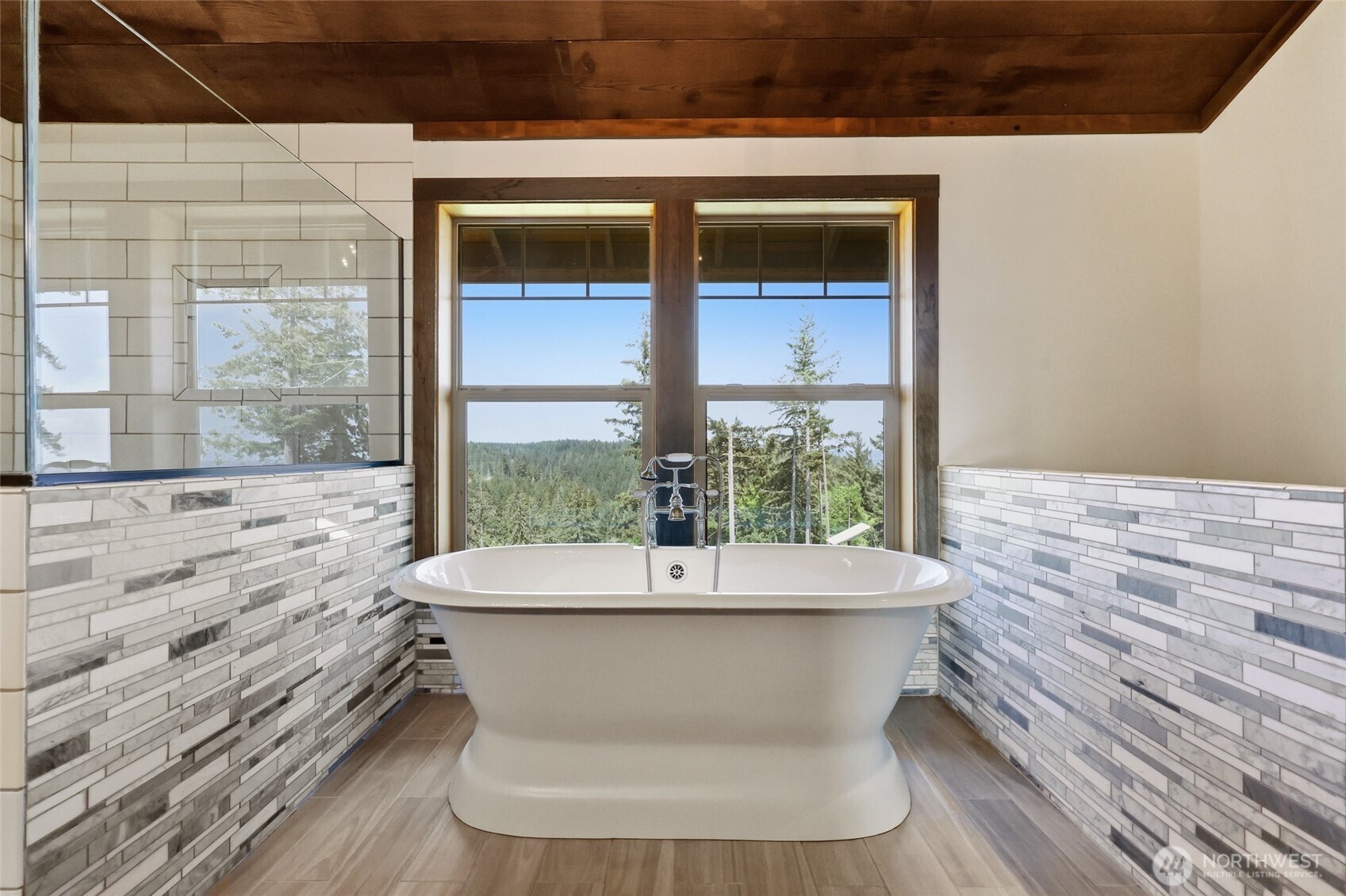 161 Northeast Belfair View Road Belfair, WA 98528 - Photo 16 of 40 a view of a bathtub in the balcony