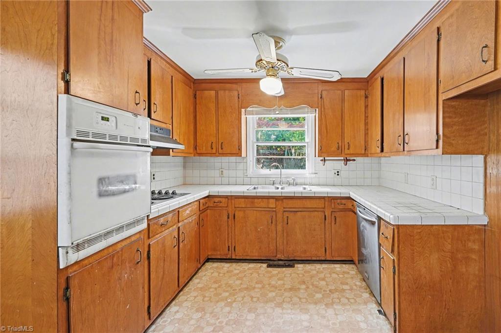 3410 Fern Place Greensboro, NC 27408 - Photo 9 of 29