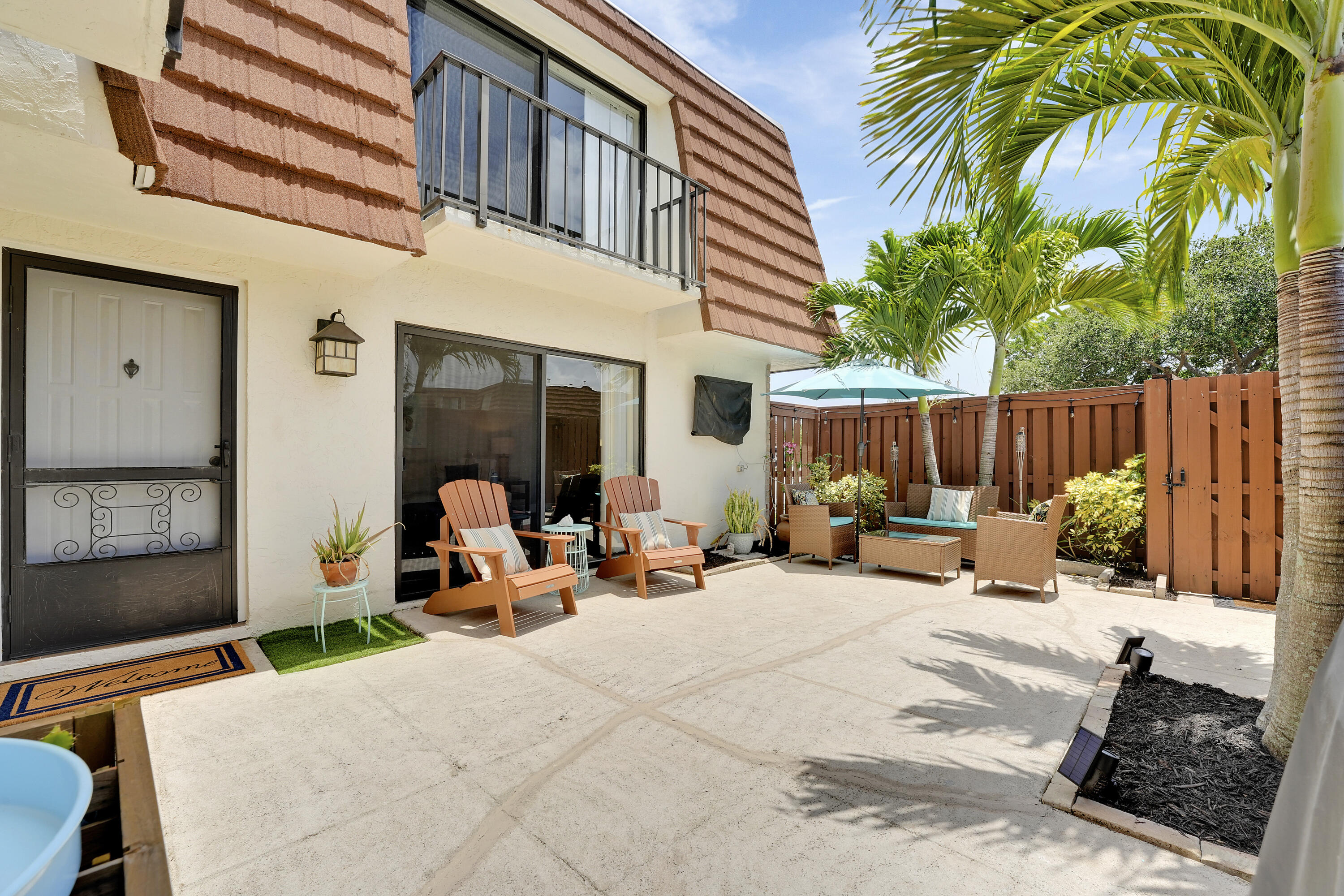 3900 County Line Road, Unit 4C Tequesta, FL 33469 - Photo 21 of 41 a view of a house with backyard and sitting area