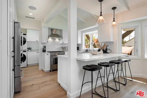 $3,895,000 | 527 South Bentley Avenue, Los Angeles, CA 90049