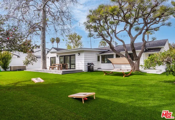 $3,895,000 | 527 South Bentley Avenue, Los Angeles, CA 90049
