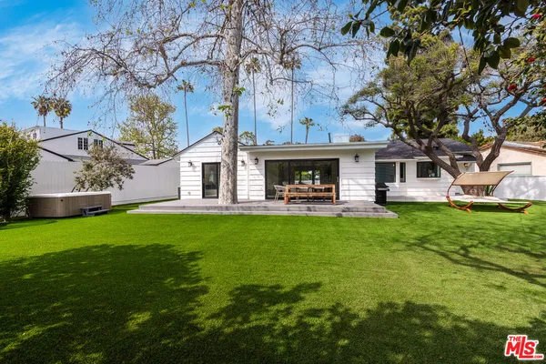 $3,895,000 | 527 South Bentley Avenue, Los Angeles, CA 90049