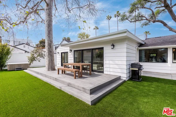 $3,895,000 | 527 South Bentley Avenue, Los Angeles, CA 90049