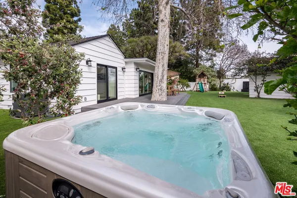 $3,895,000 | 527 South Bentley Avenue, Los Angeles, CA 90049