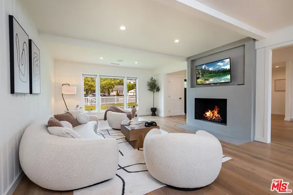 $3,895,000 | 527 South Bentley Avenue, Los Angeles, CA 90049