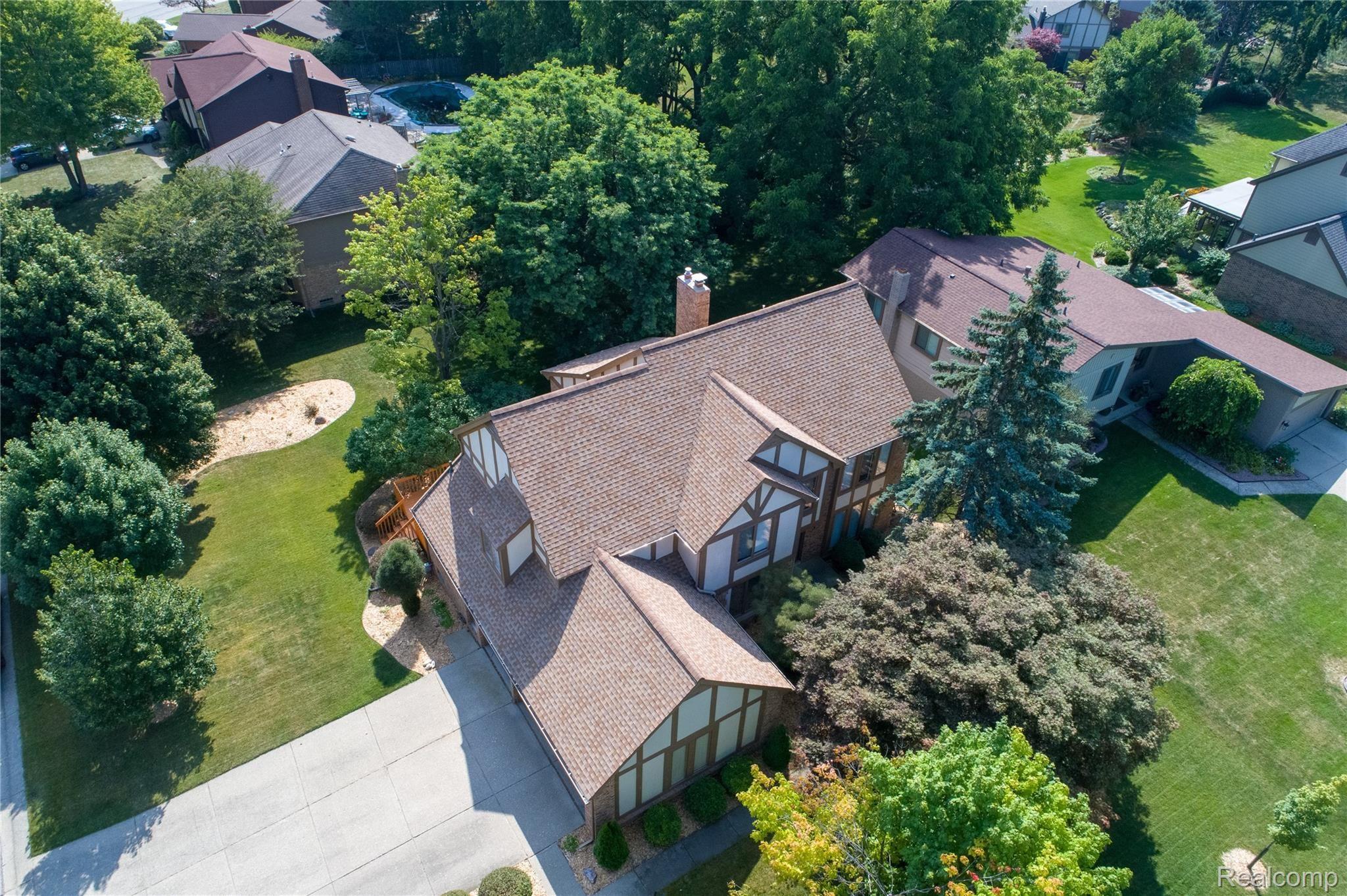 668 Timberline Drive Rochester, MI 48309 - Photo 4 of 6 DJI_0085.jpg