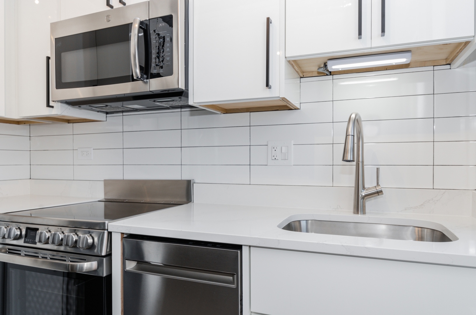 7645 North Sheridan Road, Unit 413 Chicago, IL 60626 - Photo 4 of 12 Gallery Image 4