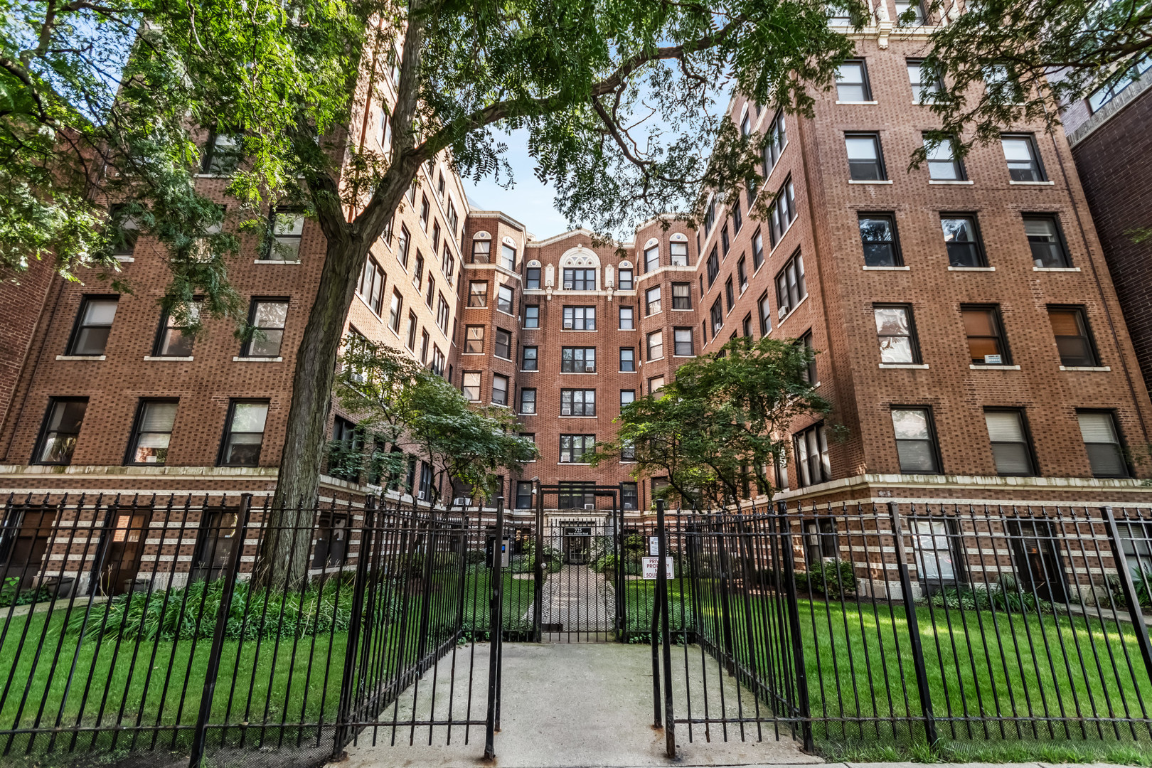 725 West Sheridan Road, Unit 204 Chicago, IL 60613 - Photo 1 of 14 Gallery Image 1