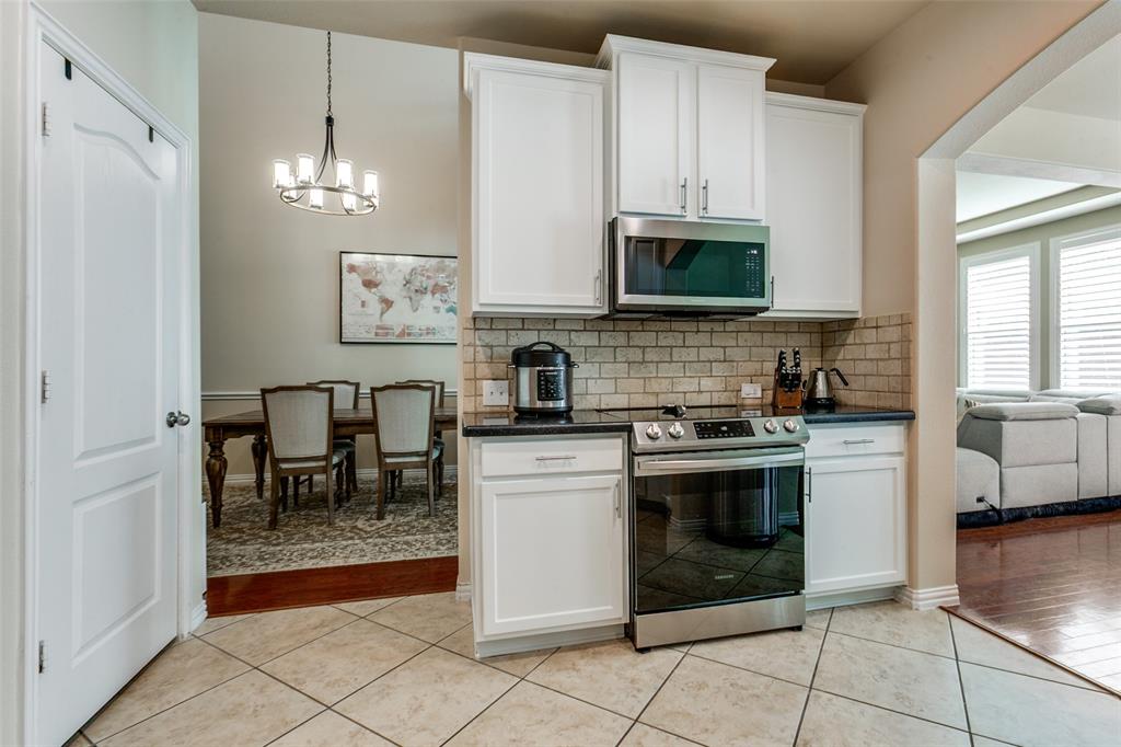 628 Raford Hill Lane Richardson, TX 75081 - Photo 14 of 34 a kitchen with stainless steel appliances granite countertop a stove a sink and a refrigerator