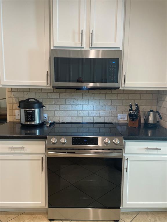 628 Raford Hill Lane Richardson, TX 75081 - Photo 15 of 34 a kitchen with granite countertop white cabinets and appliances