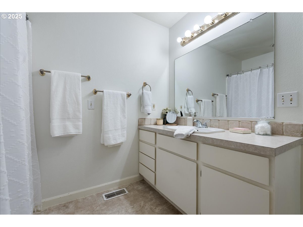 171 Northeast Olvera Court Gresham, OR 97030 - Photo 21 of 45