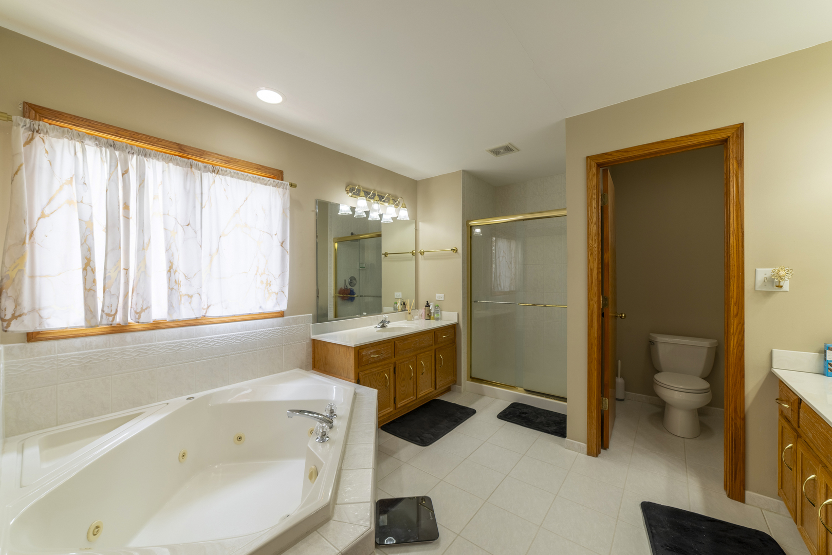 1071 Yamma Ridge New Lenox, IL 60451 - Photo 26 of 51 a spacious bathroom with a tub sink and mirror
