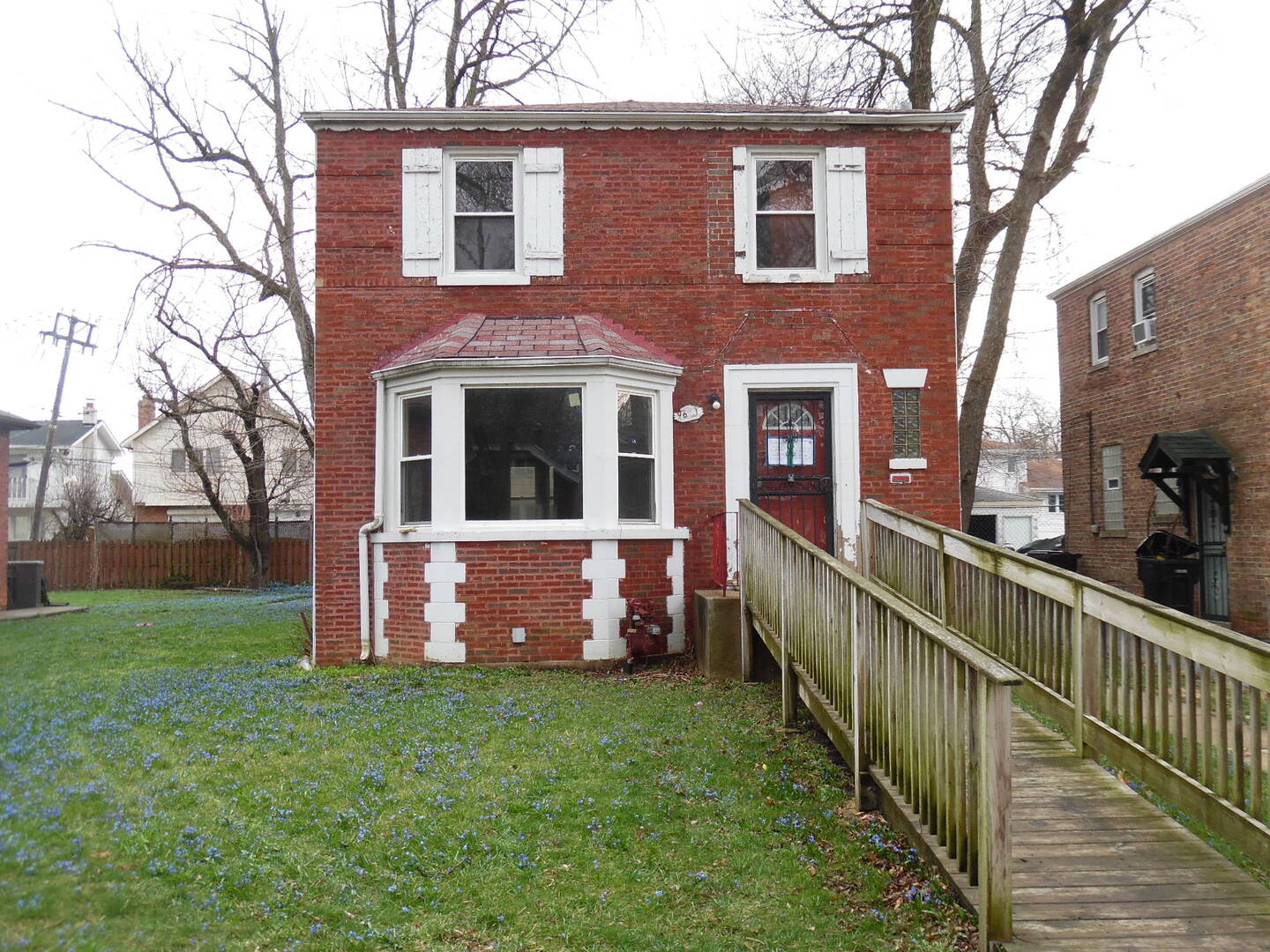 a view of house with a yard