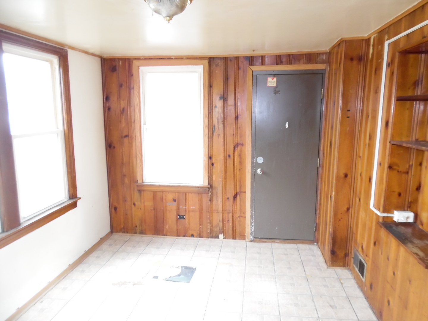 9601 South Charles Street Chicago, IL 60643 - Photo 11 of 12 an empty room with windows and closet