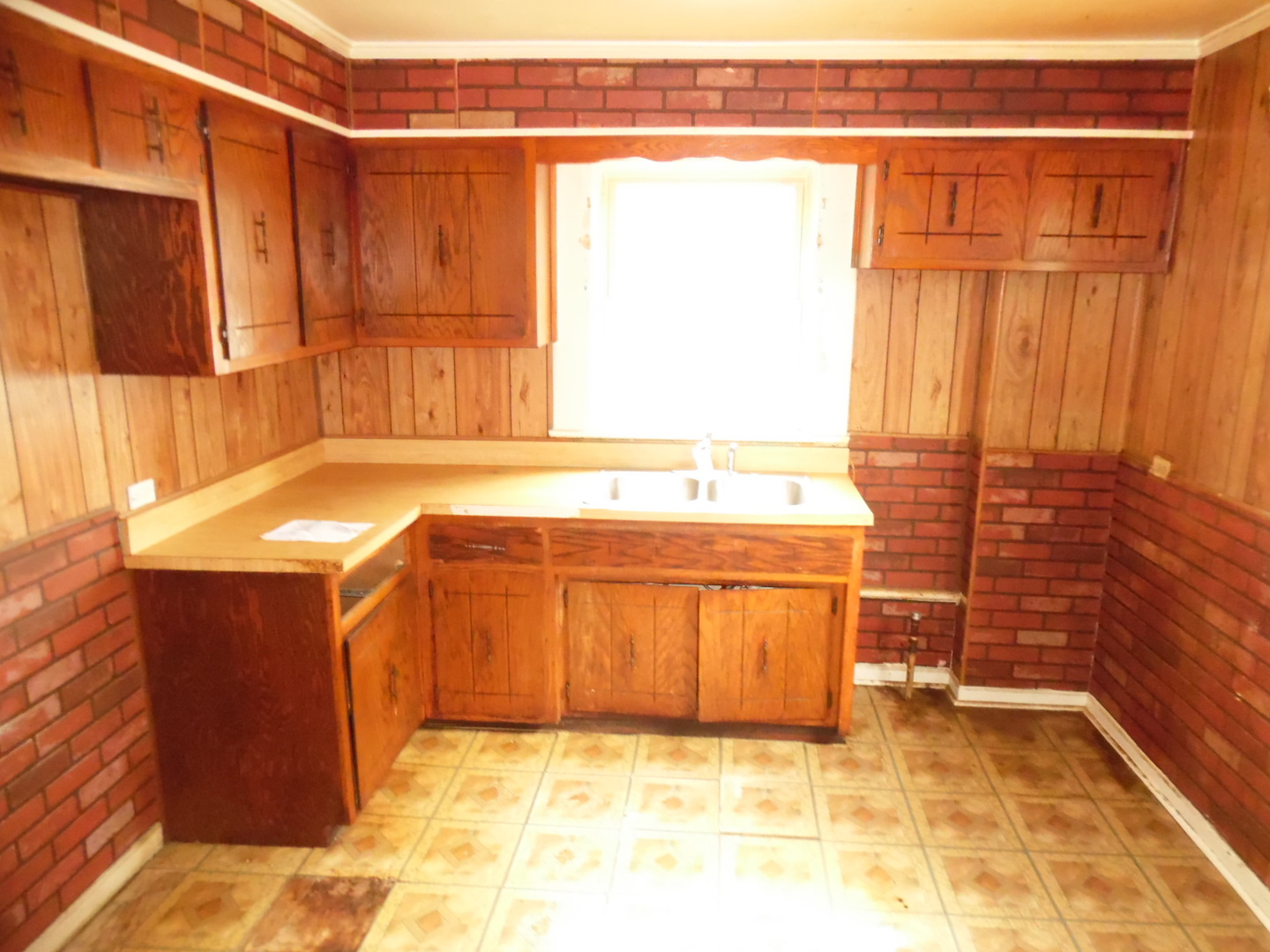 9601 South Charles Street Chicago, IL 60643 - Photo 7 of 12 a bathroom with a sink and a bathtub