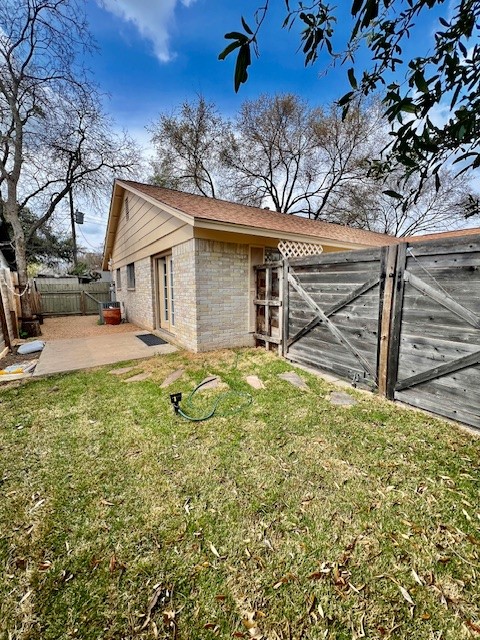 8006 Pinedale Cove Austin, TX 78757 - Photo 20 of 22 a house view with a garden space