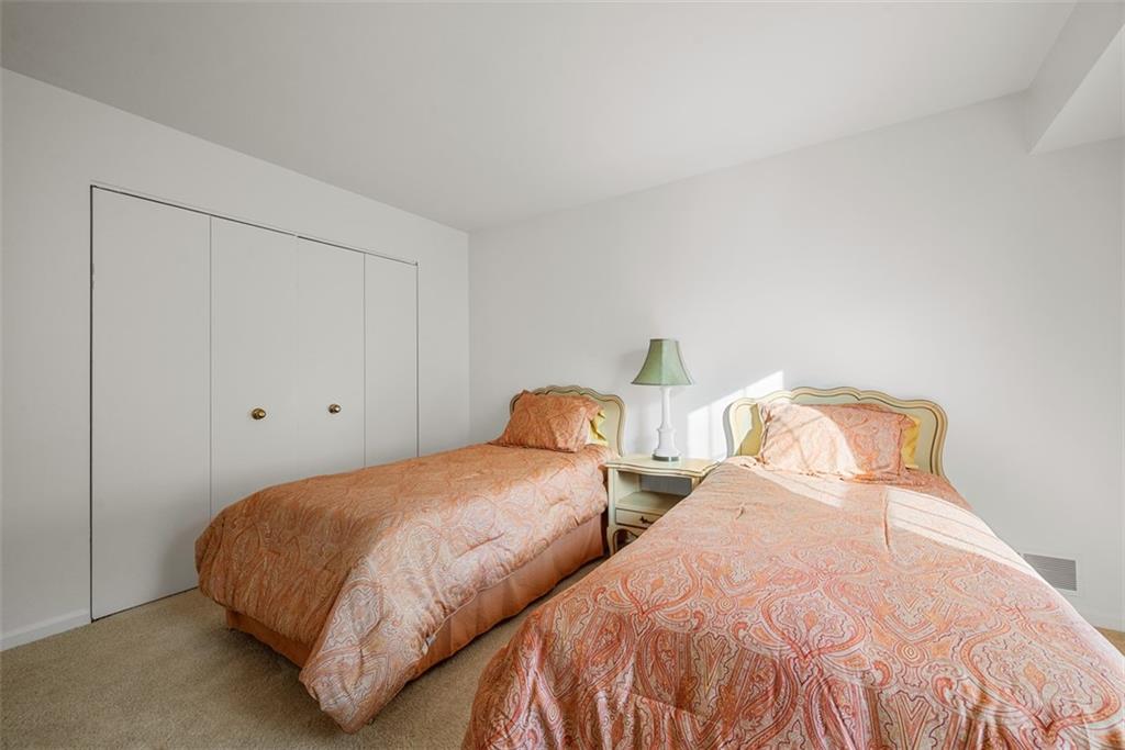 302 Fox Chapel Road, Unit 613 Pittsburgh, PA 15238 - Photo 26 of 37 a bedroom with two beds and painting on the wall