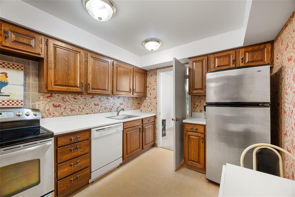 302 Fox Chapel Road, Unit 613 Pittsburgh, PA 15238 - Photo 6 of 37 a kitchen with stainless steel appliances granite countertop a sink stove and refrigerator