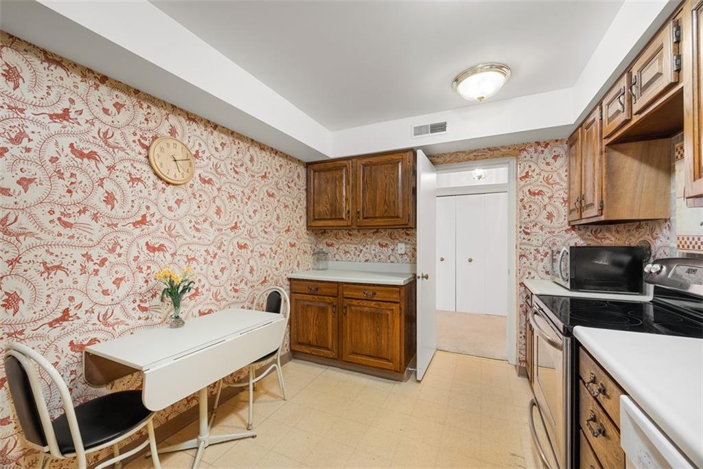 302 Fox Chapel Road, Unit 613 Pittsburgh, PA 15238 - Photo 9 of 37 a kitchen with a stove and a refrigerator