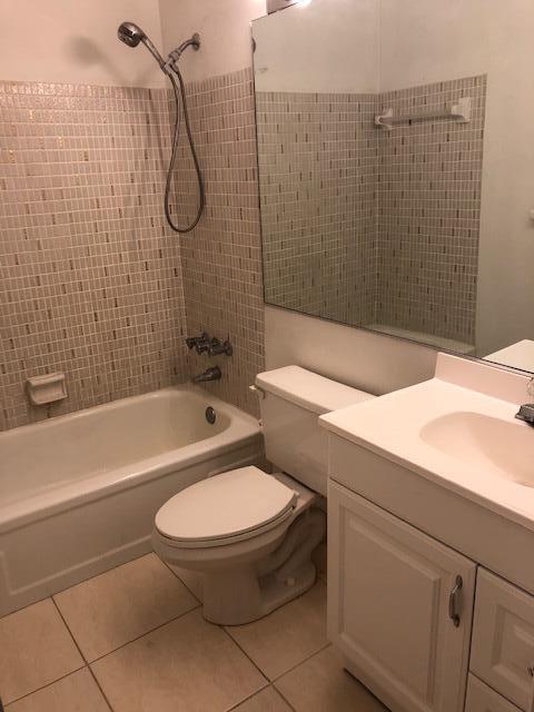 299 Southwest 7th Street, Unit 103 Boca Raton, FL 33432 - Photo 22 of 25 Hall Ball with Tub 2