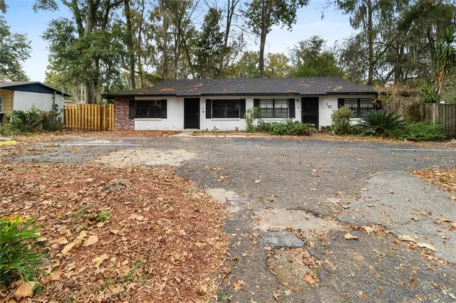a view of a yard in front of a house