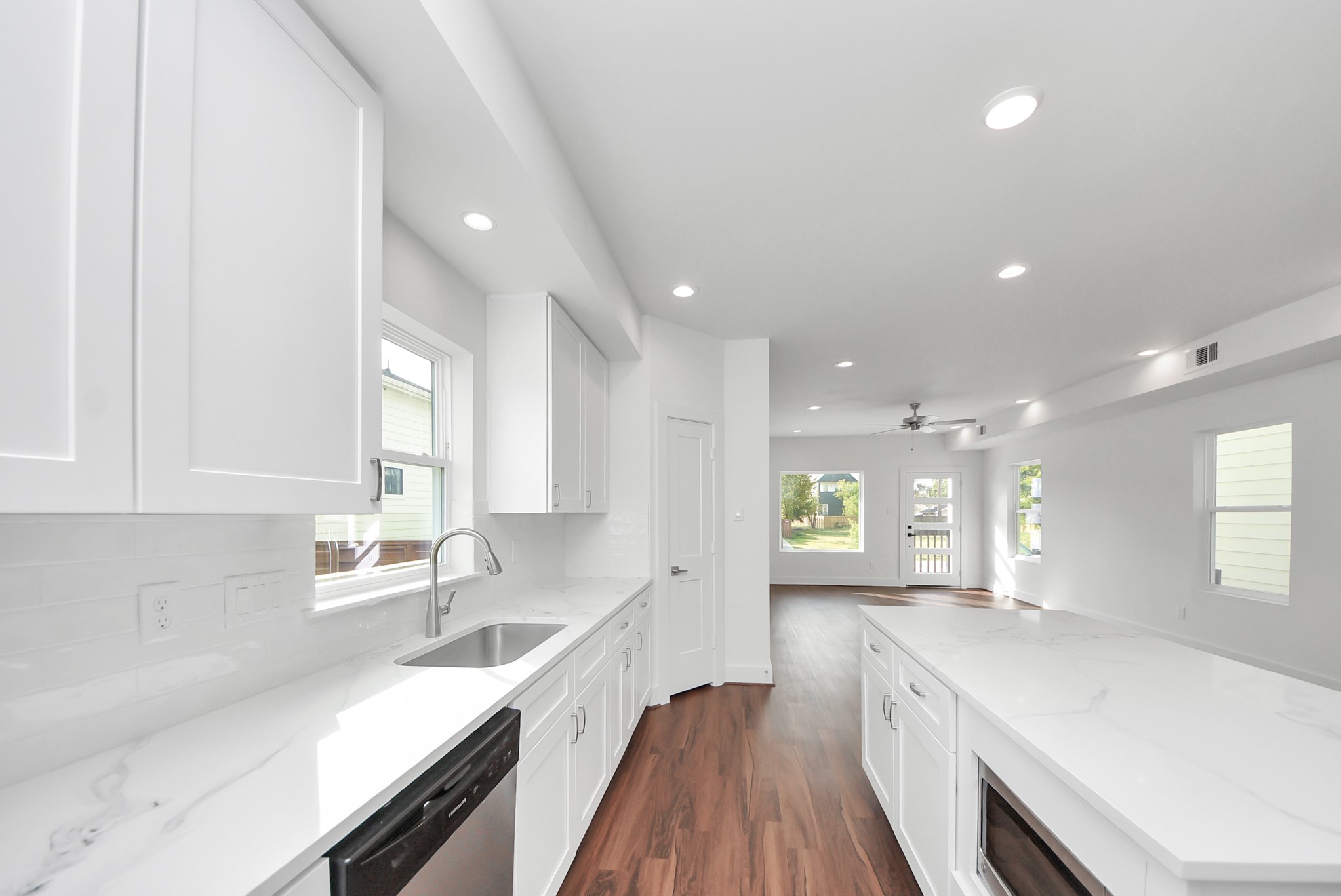 611 East 39th Street, Unit D Houston, TX 77022 - Photo 12 of 33 a kitchen with a sink stove and cabinets