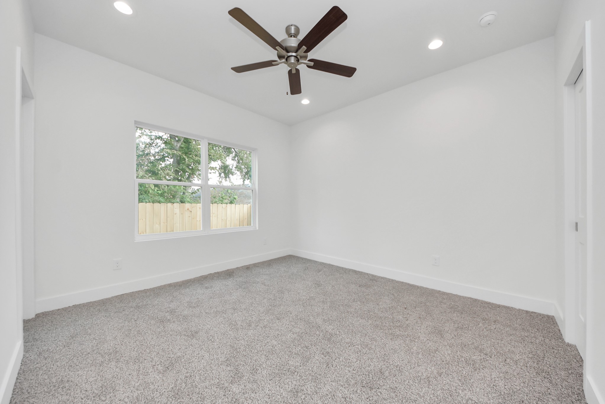 611 East 39th Street, Unit D Houston, TX 77022 - Photo 16 of 33 an empty room with a window and a fan