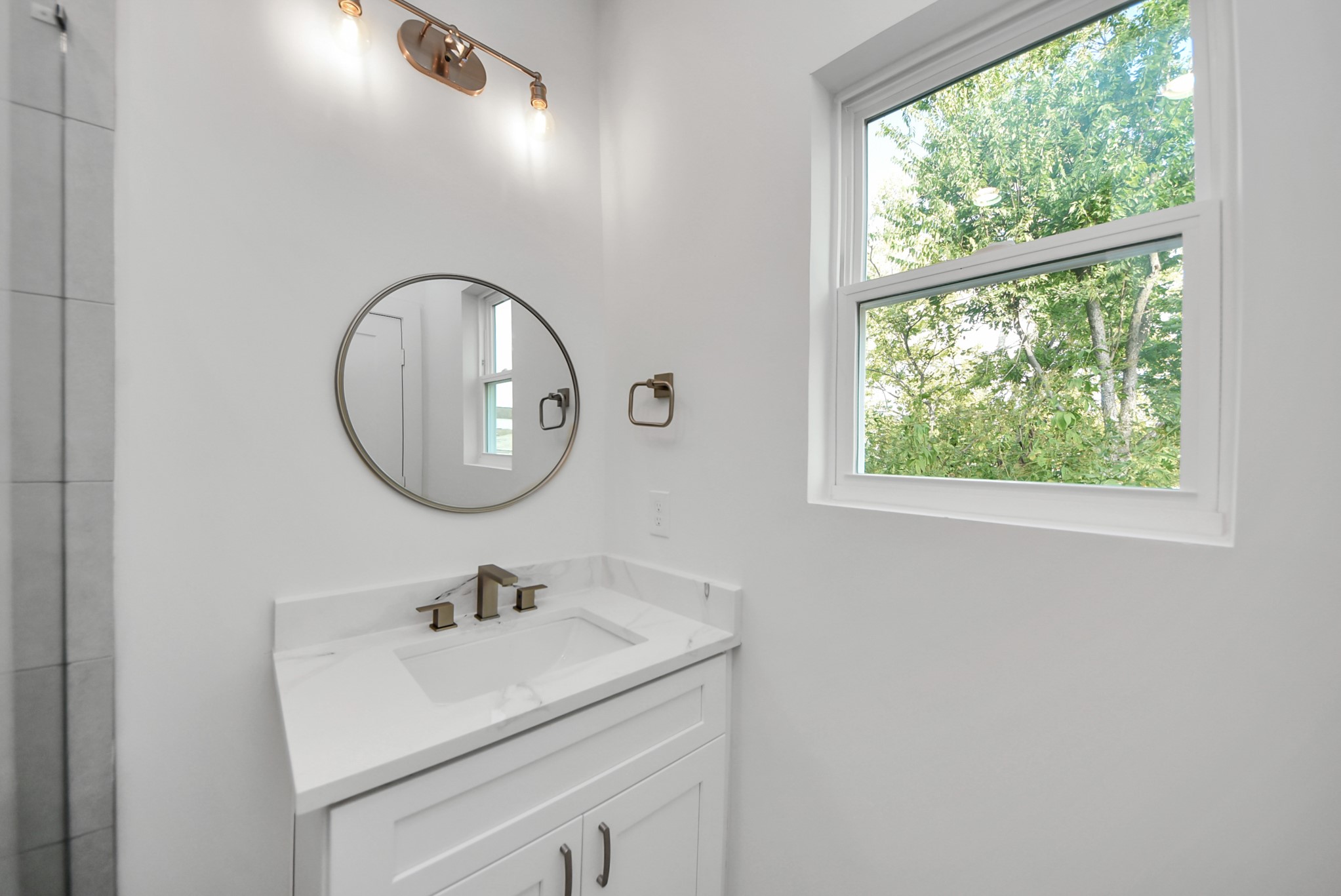 611 East 39th Street, Unit D Houston, TX 77022 - Photo 22 of 33 a bathroom with a sink and a mirror